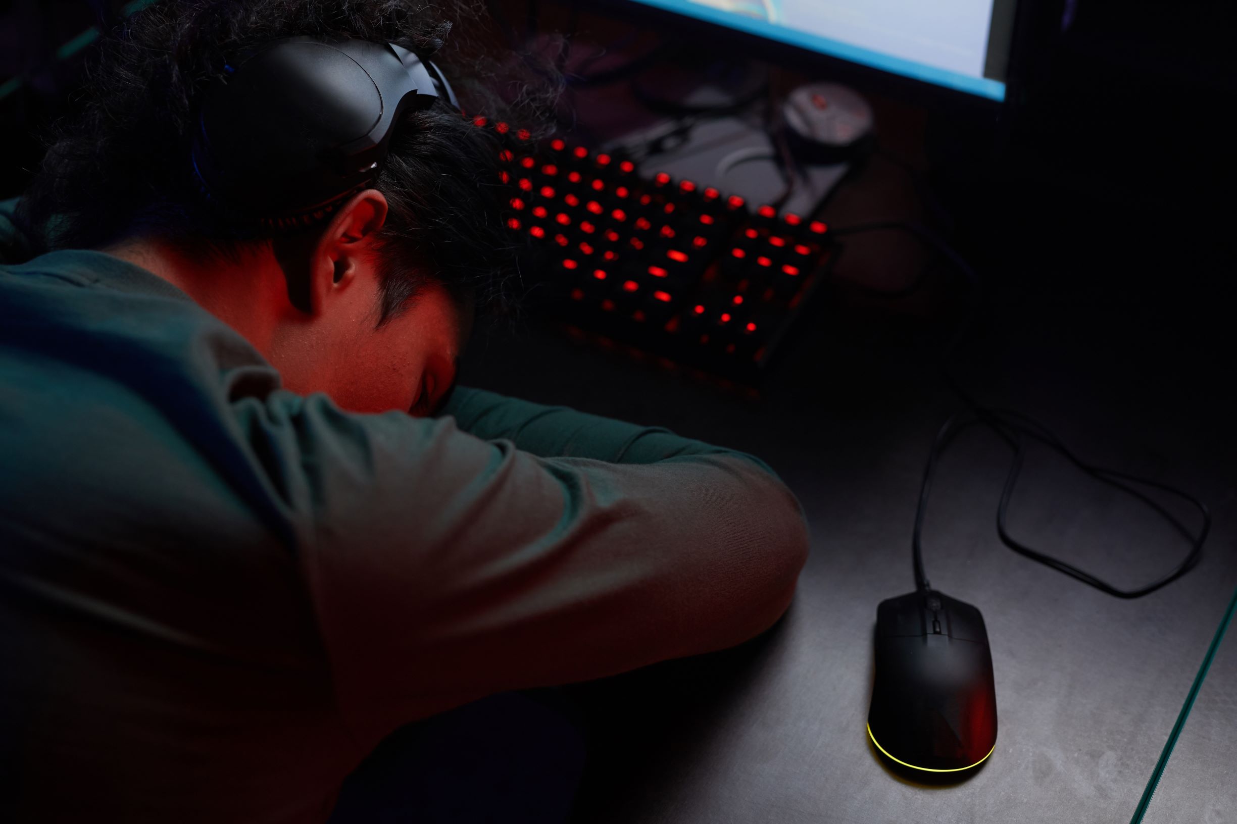 gamer sleeping at the table KLFMHN6 9e9bd